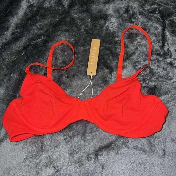 Size 32B SKIMS BR-UWR-0637 RUBY